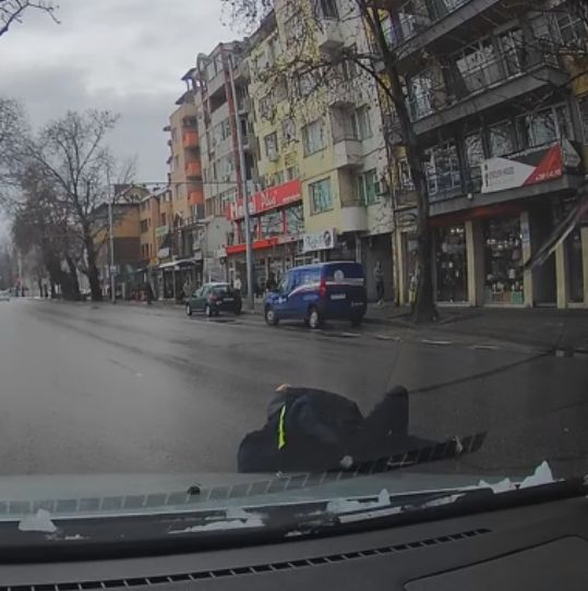Кола помете пешеходец на пловдивско кръстовище ВИДЕО 