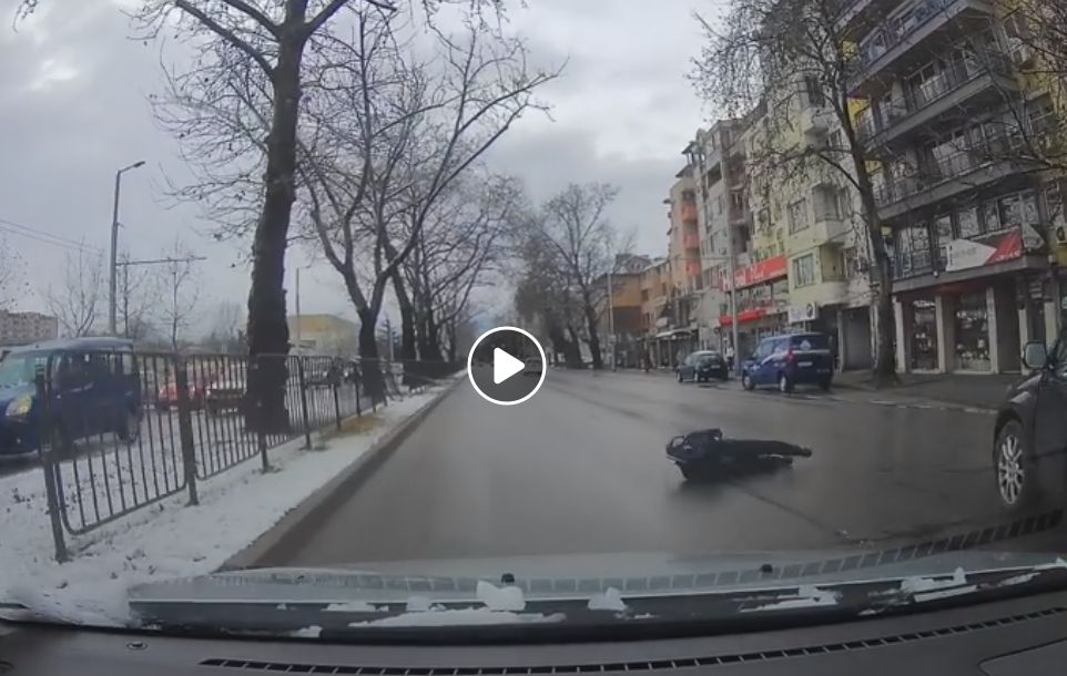 Кола помете пешеходец на пловдивско кръстовище ВИДЕО 