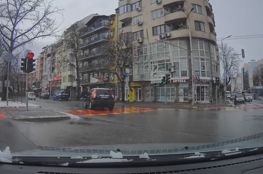 Кола помете пешеходец на пловдивско кръстовище ВИДЕО 