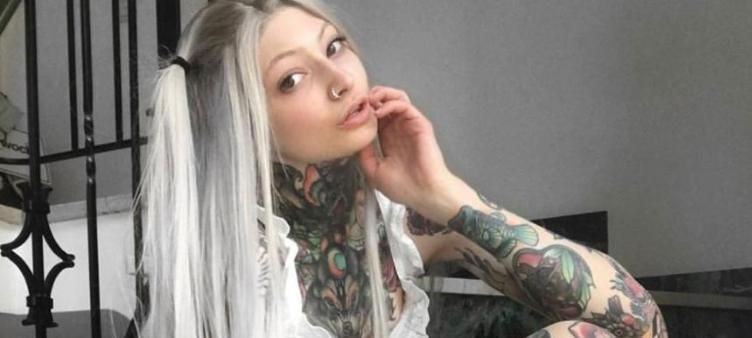Сексапилна моделка си татуира и най-милото СНИМКИ 18+