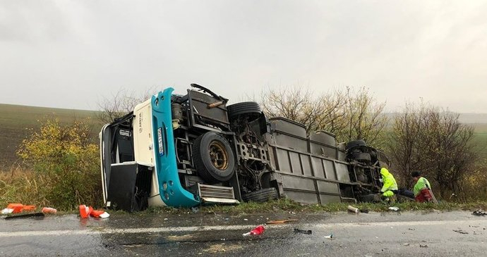 Зверска катастрофа с автобус със 70 деца