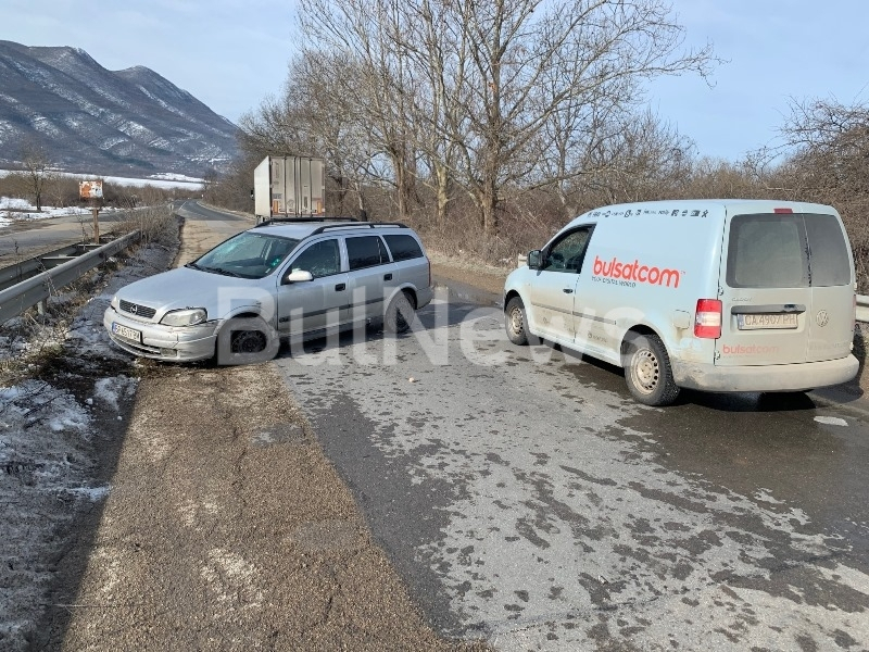 ТИР предизвика удар между две коли и затвори Е-79 СНИМКИ