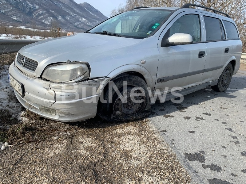 ТИР предизвика удар между две коли и затвори Е-79 СНИМКИ