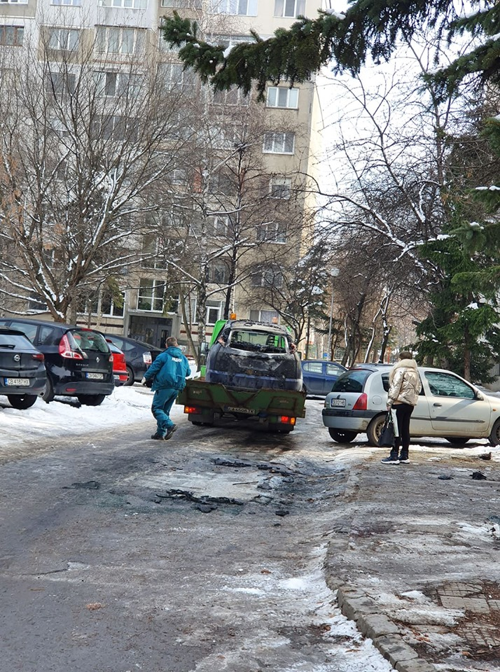 Първо в БЛИЦ: С тази кола ли са избягали бандитите, обрали банка в София СНИМКИ