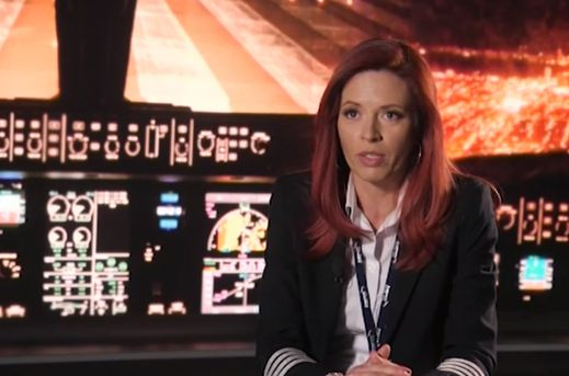 Красива българка и майка на 3 деца приземи самолет на „Хийтроу” ВИДЕО
