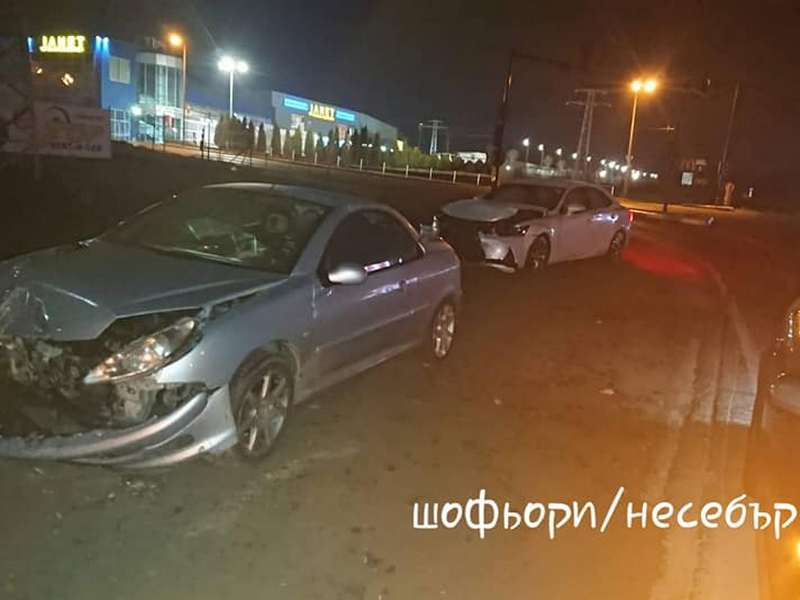 Потресаваща гледка с бял Лексус край Несебър СНИМКИ