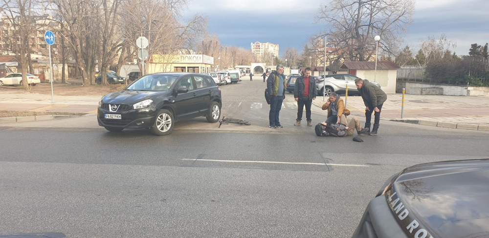 Младеж с тротинетка хвръкна във въздуха на зебра в Пловдив СНИМКА