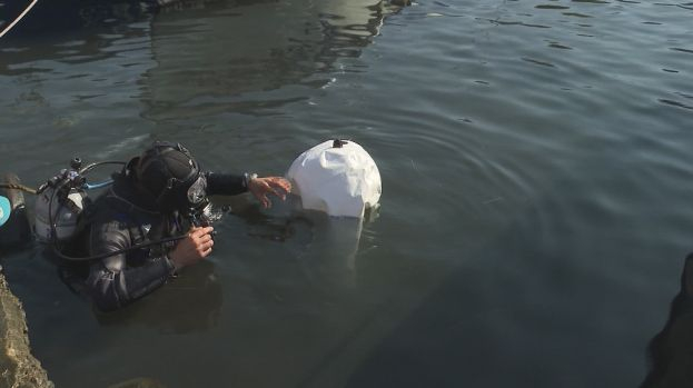 Водолаз почисти сам от автомобилни гуми рибарското пристанище в Созопол ВИДЕО