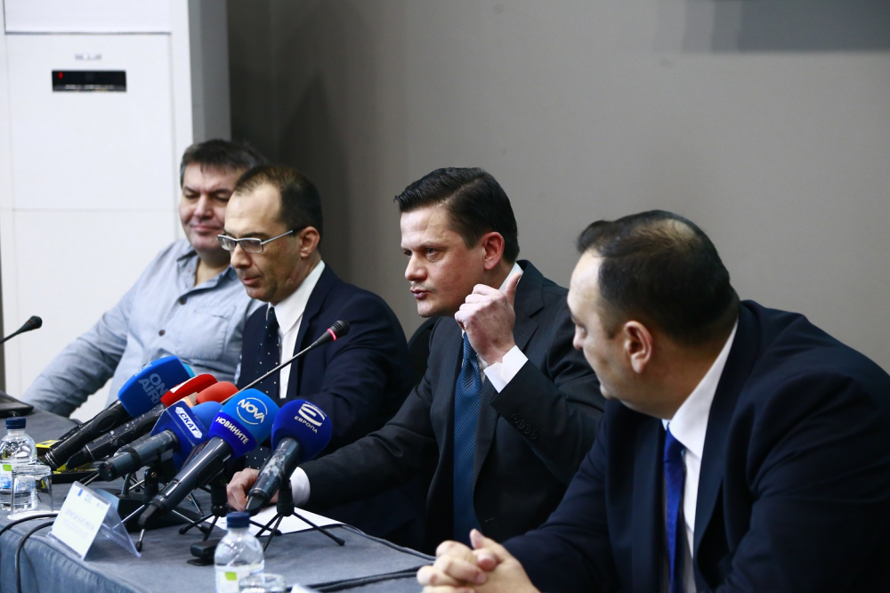 Властта отстрани цялото ръководство на ключова комисия