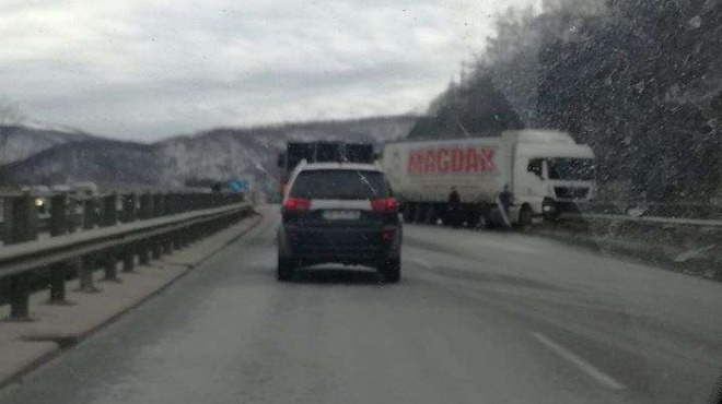 Тир сътвори страшна беля на магистрала "Хемус" СНИМКА