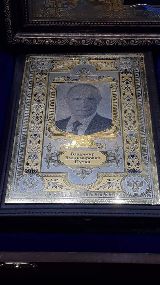 Продават икони с лика на Путин, той против
