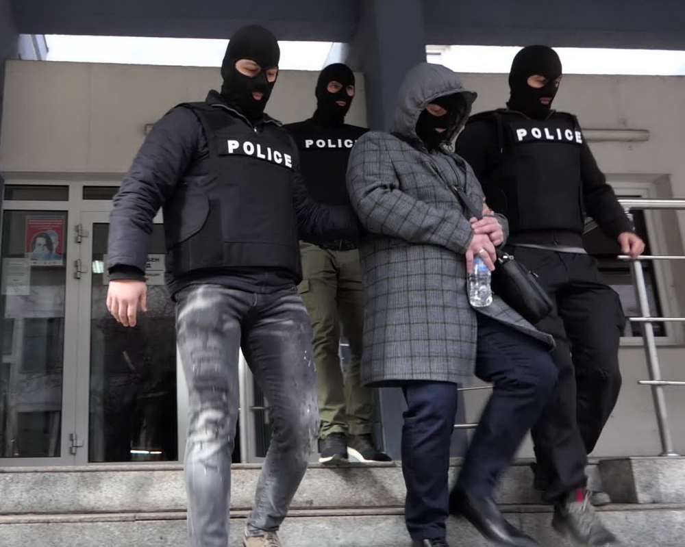 Ексклузивни СНИМКИ и ВИДЕО от ареста на полицейските шефове