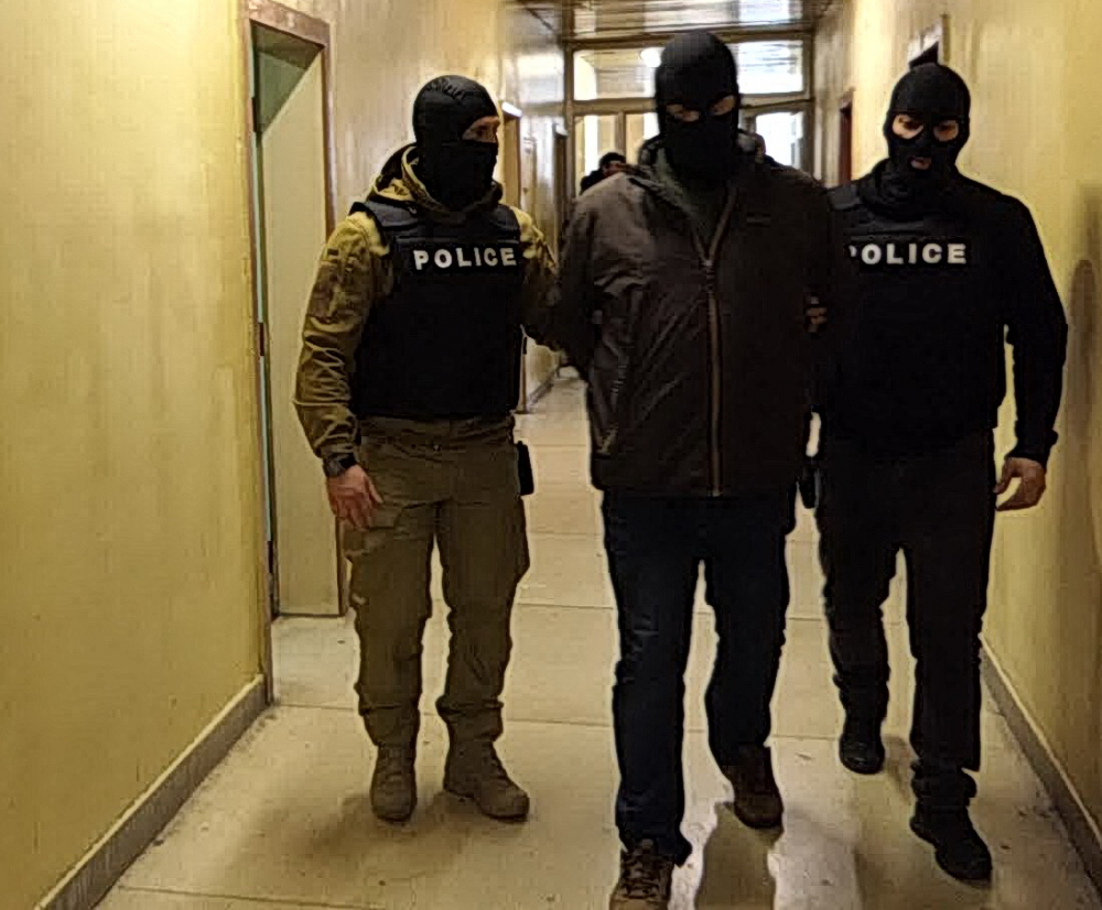 Ексклузивни СНИМКИ и ВИДЕО от ареста на полицейските шефове