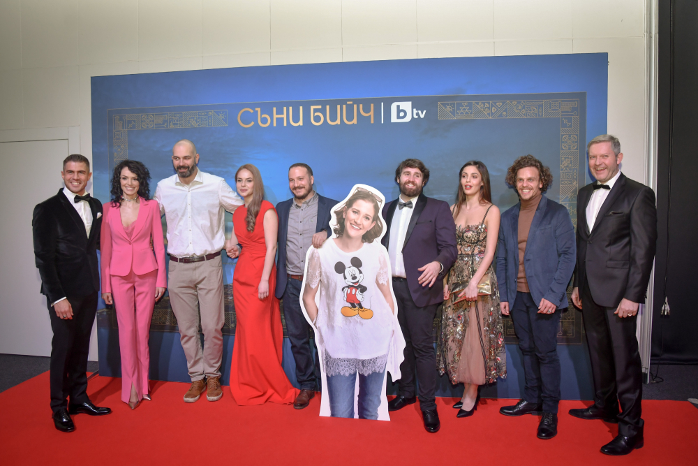 Вижте кои са звездите в новия сериал "Съни бийч" и какво предизвикаха СНИМКИ