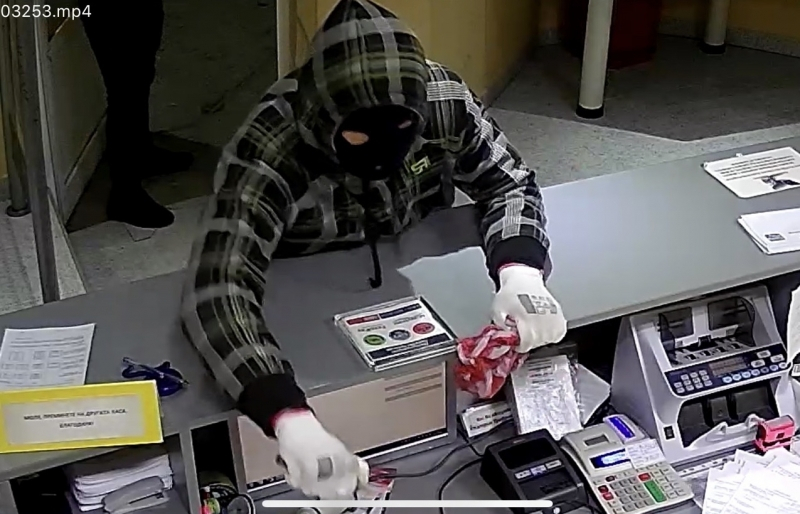 Сензационна СНИМКА на врачанския обирджия