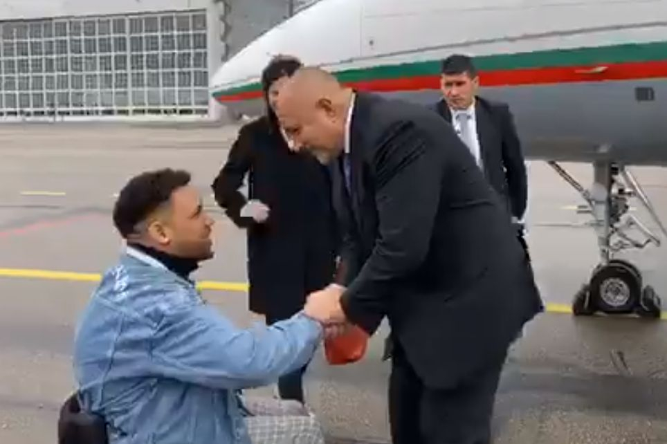 Тайни жестове на Борисов на мюхнеското летище разтопиха мрежата ВИДЕО