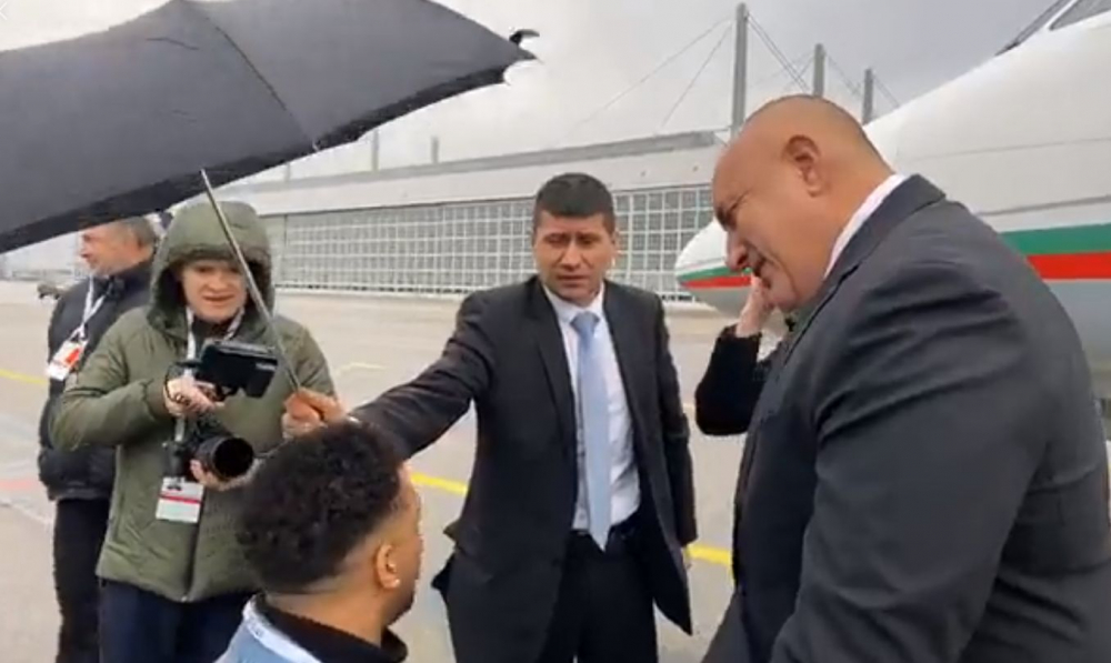Тайни жестове на Борисов на мюхнеското летище разтопиха мрежата ВИДЕО