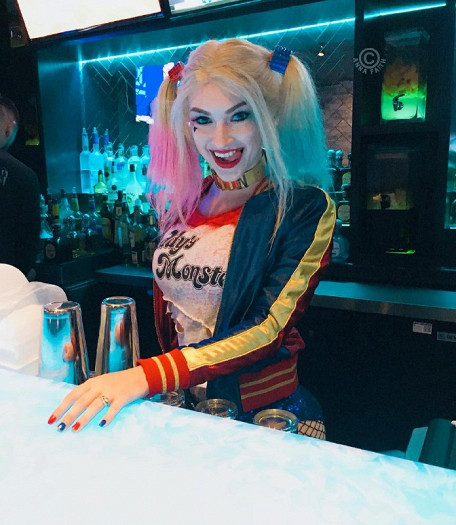 Гореща блондинка се преоблече и прочу в цял свят СНИМКИ 18+