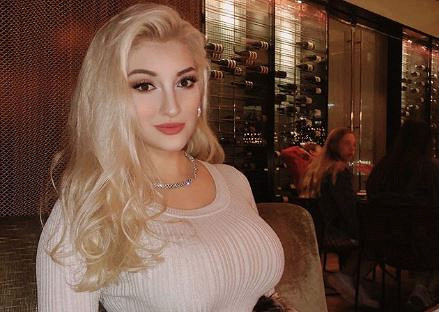 Гореща блондинка се преоблече и прочу в цял свят СНИМКИ 18+