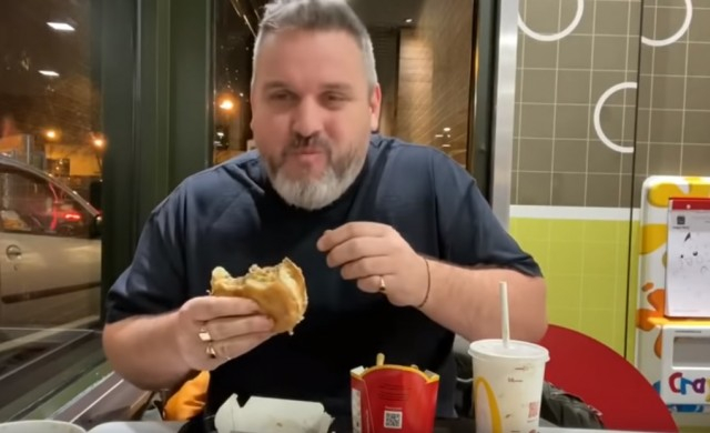 Мъж закопа Big Mac в градината на приятел, а след година изяде