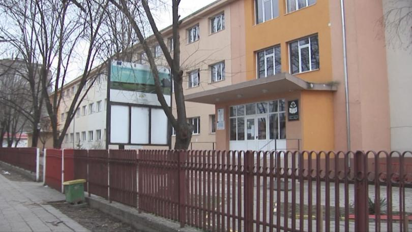 Стана ясно откъде се е взел пистолетът, изпаднал в час по история пред втрещени ученици 