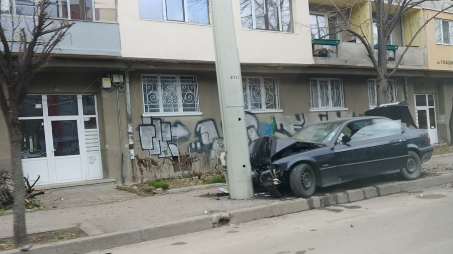 Зрелищно ВИДЕО! Джигит с BMW сътвори страшни поразии в Русе