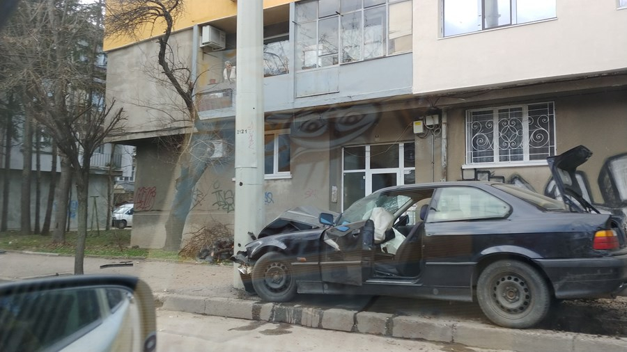 Зрелищно ВИДЕО! Джигит с BMW сътвори страшни поразии в Русе