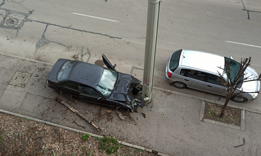 Зрелищно ВИДЕО! Джигит с BMW сътвори страшни поразии в Русе