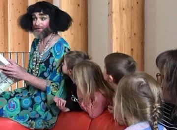 Травестит с брада към родителите: Не тласкайте към нас вашите деца