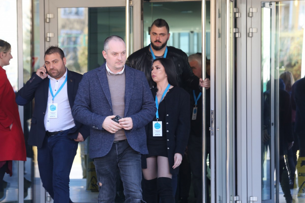 Слави с нов опит да влезе в политиката, пак се скри от журналистите СНИМКИ