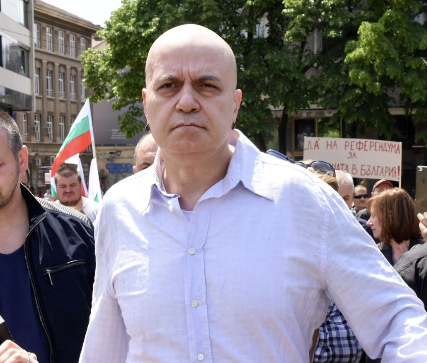 След като учреди партията си на "бис", Слави се закани да...