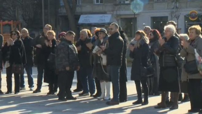 Сълзи, припадъци и овации на поклонението на Ирина Чмихова СНИМКИ