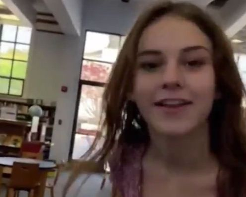 Разгонена девойка прави секс в обществена библиотека, пълна с деца ВИДЕО