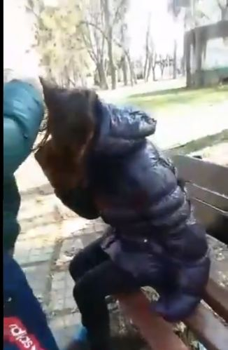 Циганче спуква от бой и рита жестоко момиче, а аверче го насъсква! ВИДЕО 18+ 