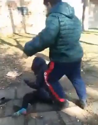 Циганче спуква от бой и рита жестоко момиче, а аверче го насъсква! ВИДЕО 18+ 