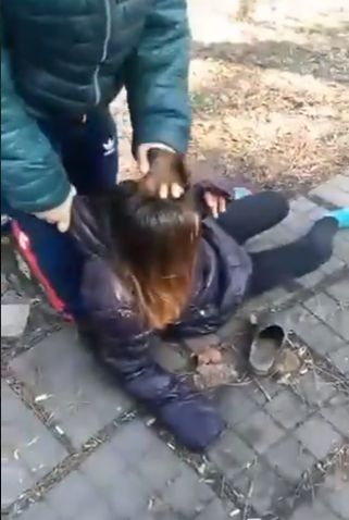 Циганче спуква от бой и рита жестоко момиче, а аверче го насъсква! ВИДЕО 18+ 