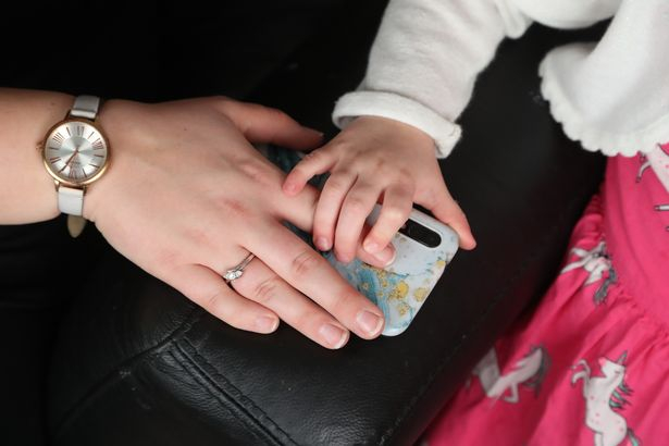 Двегодишно момиченце спаси майка си от смърт чрез Facebook СНИМКИ