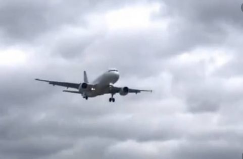 Самолет кацна без едно от колелата си ВИДЕО