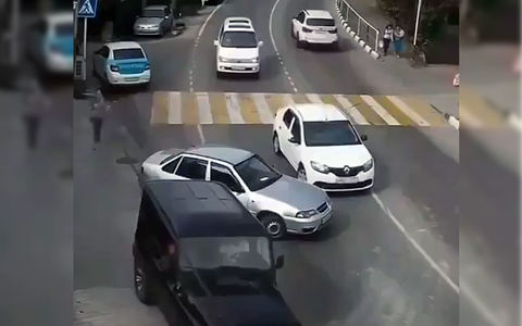 Драстичен пример на калпав шофьор и неспазване на правилата ВИДЕО