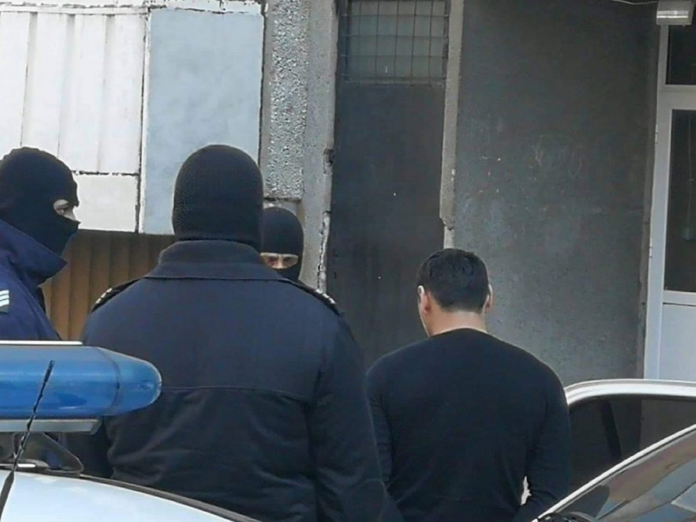Ченгета закопчаха известен бургаски дилър и гаджето му