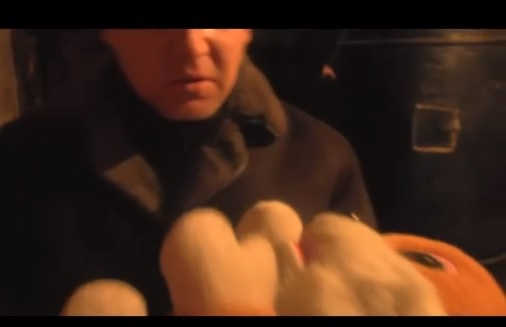 Зловещо ВИДЕО 18+: Баща показва как е убил момиченцето си
