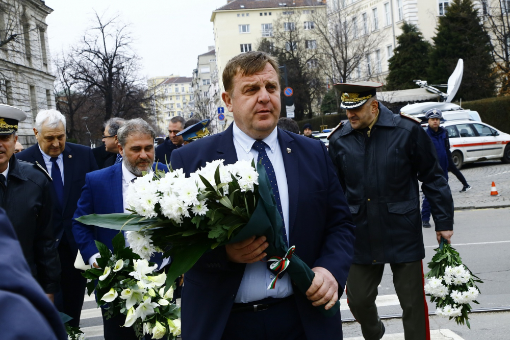 Каракачанов с ответен удар за самолетите: Това не е като да отидеш да си купиш хладилник