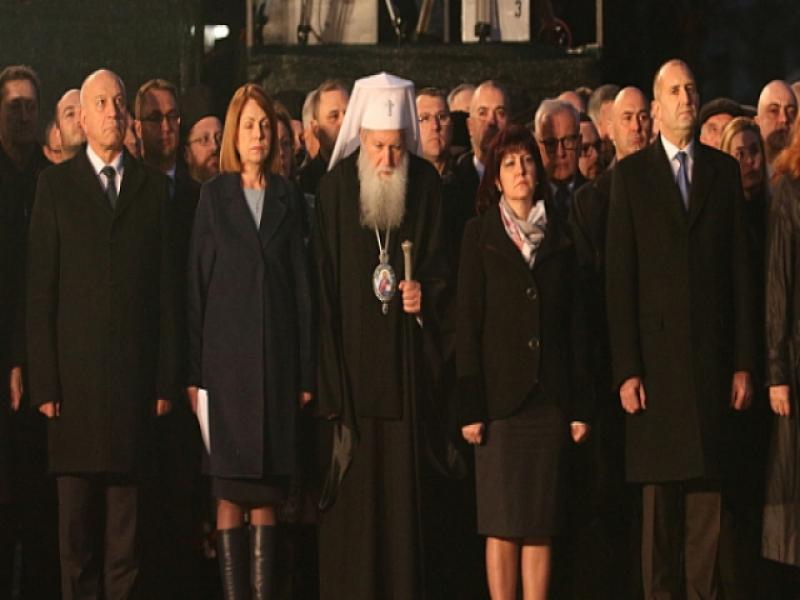 Скандално! Хора на БОЕЦ освиркаха Фандъкова пред паметника Левски