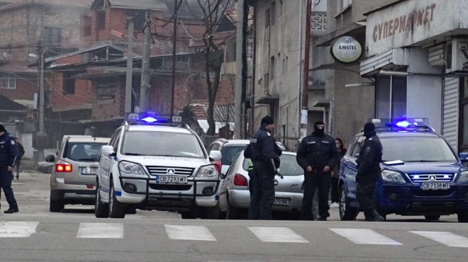 В обсадения от жандармерия Благоевград ври и кипи, ето какво се случва ВИДЕО