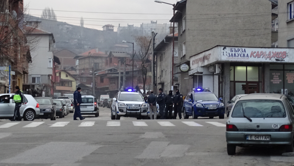 В обсадения от жандармерия Благоевград ври и кипи, ето какво се случва ВИДЕО