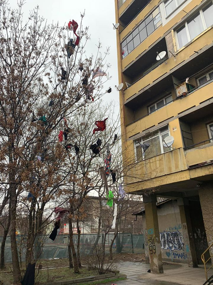 Зрелищни СНИМКИ: Мрежата гръмна за пикантно премеждие на столичанин, осъмнал с изхвърлени дрехи 