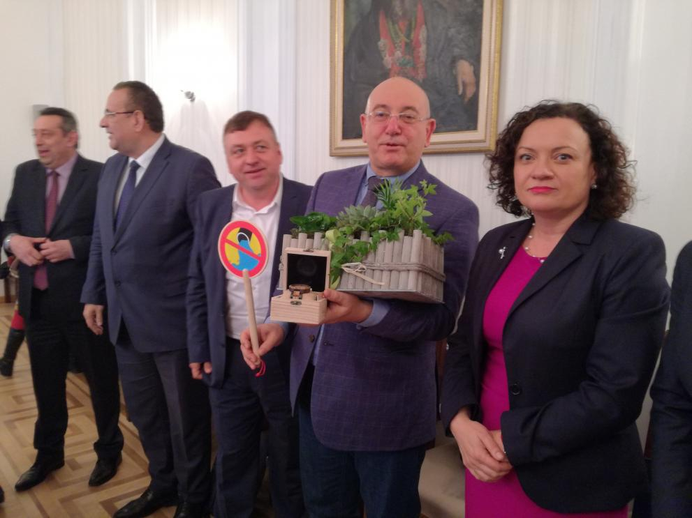 Изненадаха Ревизоро с екоподаръци за ЧРД СНИМКИ