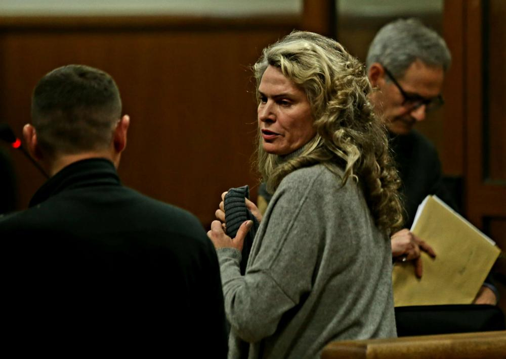 Мистерия за 50 000 лв. в разпита на жената до Божков