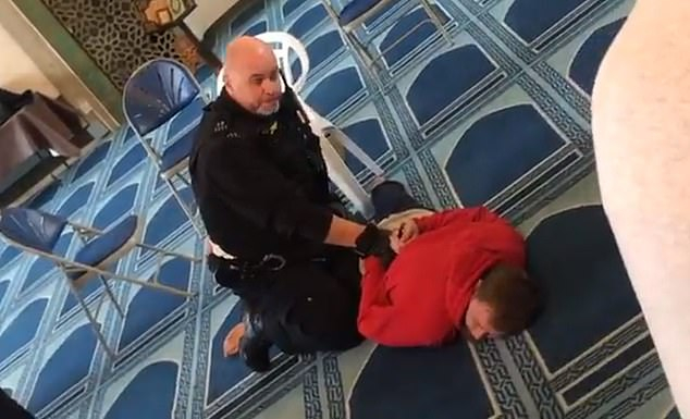 Зрелищно ВИДЕО от ареста на мъжа, окървавил джамия в центъра на Лондон СНИМКИ