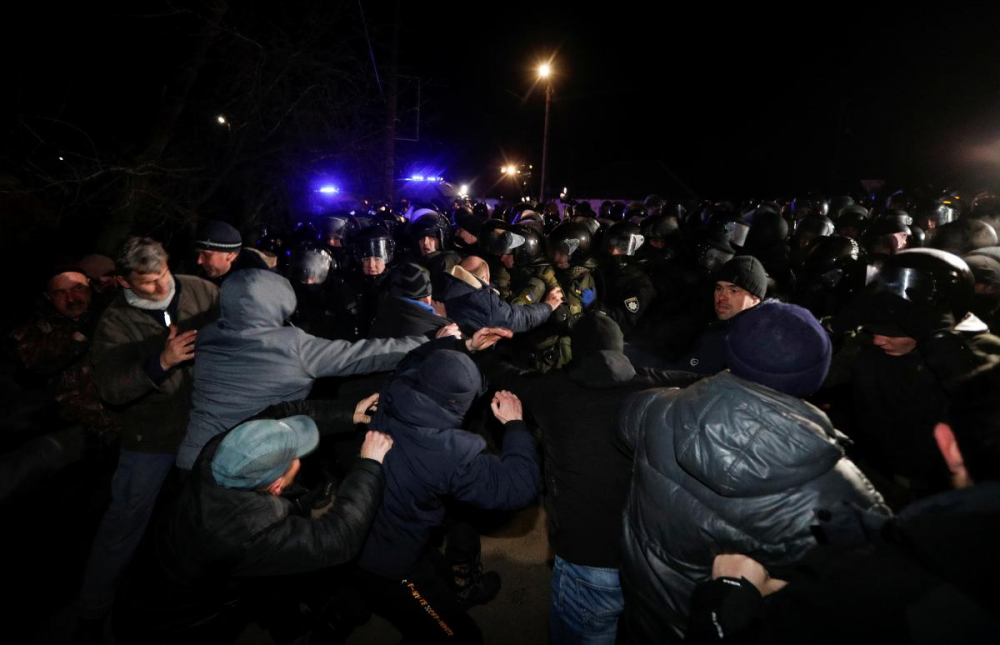 Кървава нощ в Украйна: Разярени тълпи нападнаха автобуси с евакуирани от Ухан, полицията стреля на месо ВИДЕО 18+